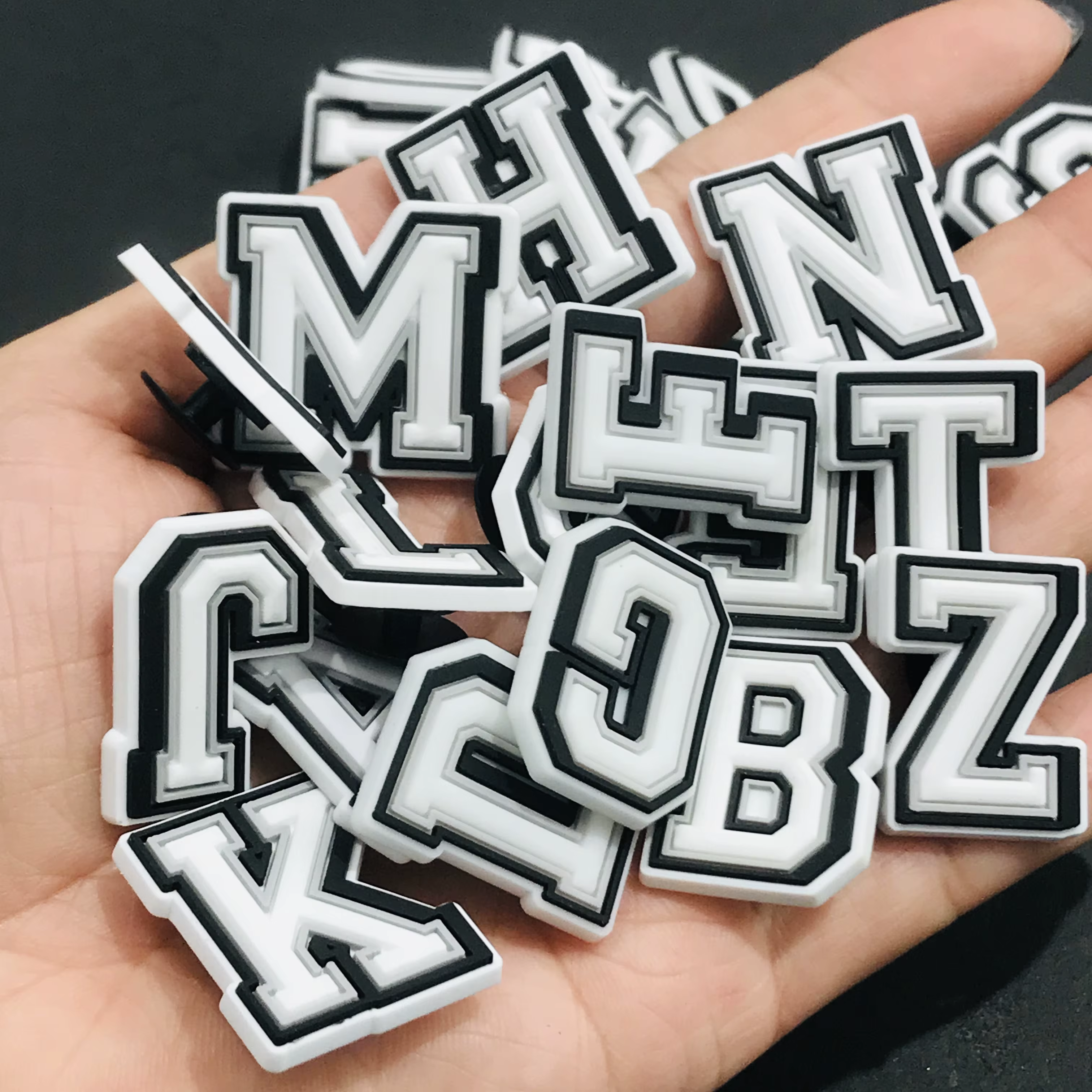 Breloques de chaussures 3D en PVC, lettres de l'alphabet anglais de dessin animé A-Z, accessoires de