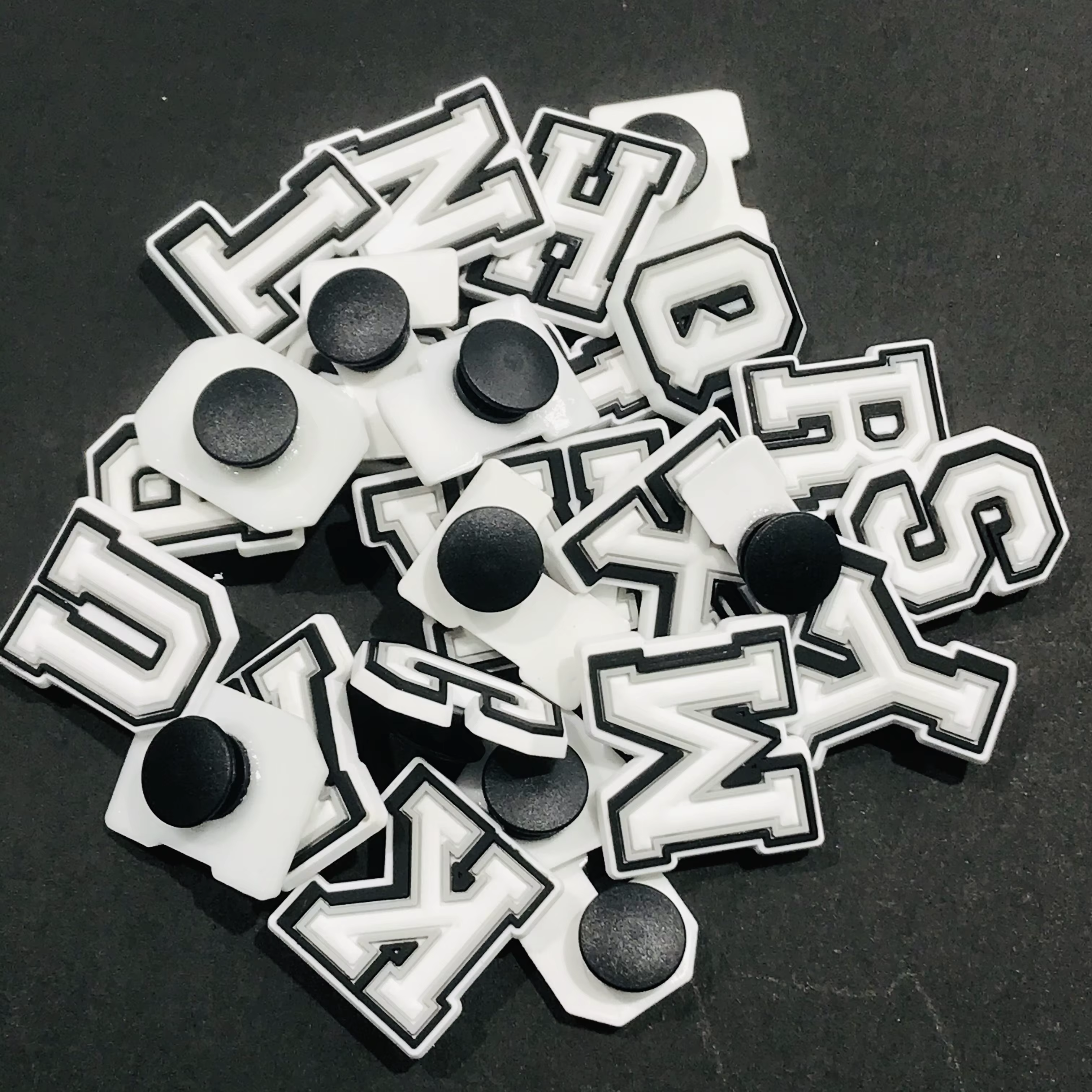 Breloques de chaussures 3D en PVC, lettres de l'alphabet anglais de dessin animé A-Z, accessoires de