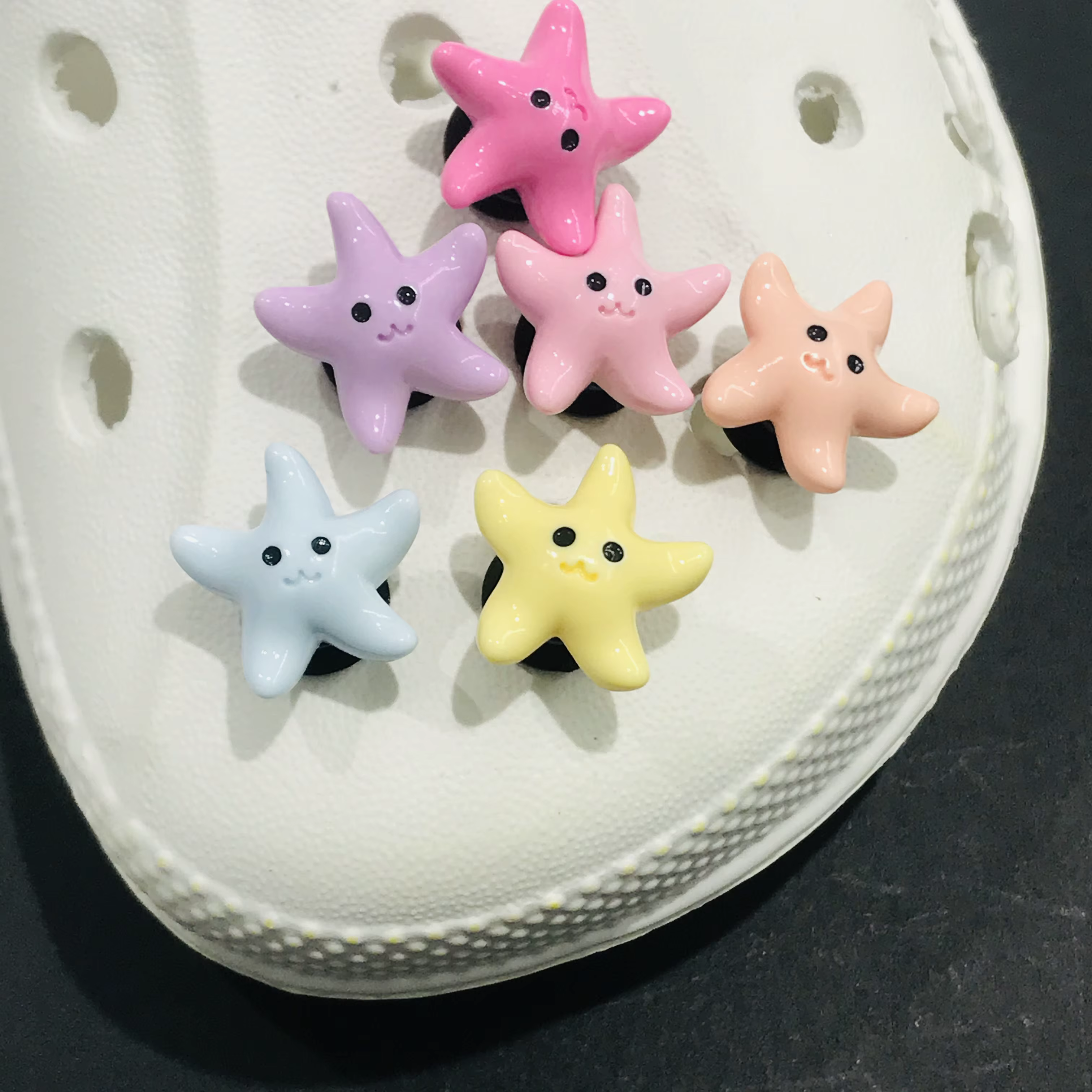 Breloques de chaussures en résine colorées en forme d'étoile de dessin animé, accessoires de décorat