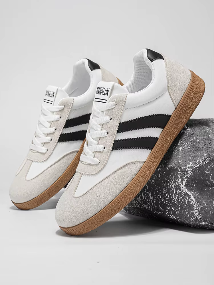 Une paire de chaussures de skateboard, chaussures pour hommes, chaussures d'entraînement allemandes,