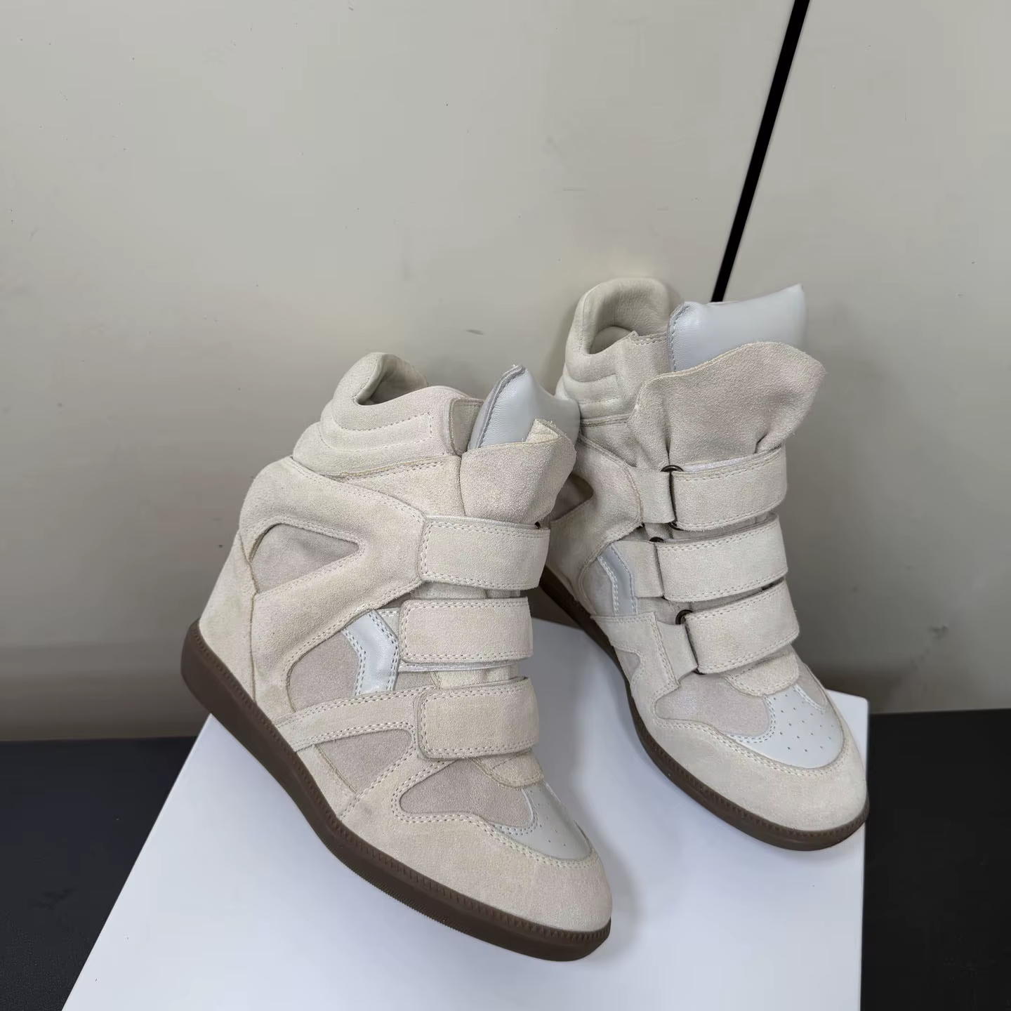 Baskets compensées en daim pour femme, montantes, à fermeture Velcro, avec talon compensé dissimulé