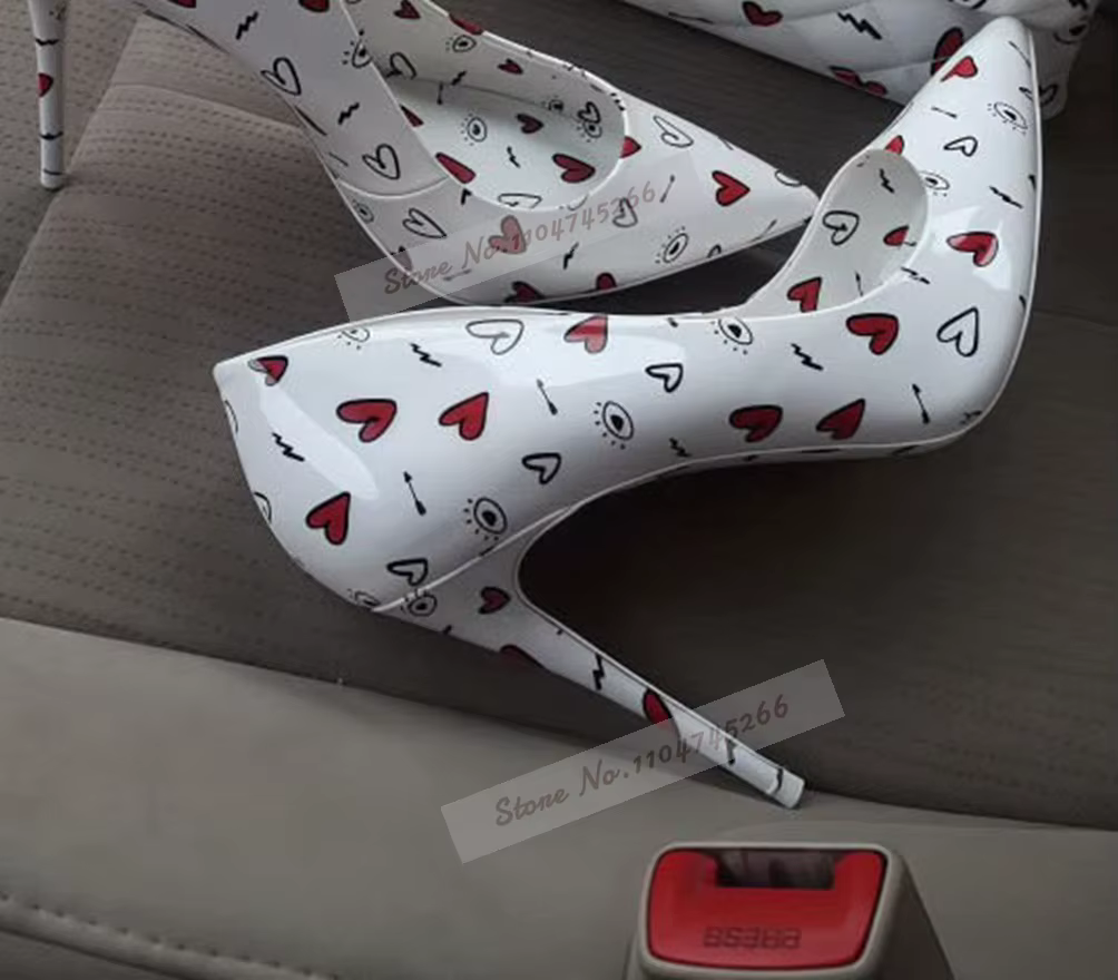 Chaussures à talons hauts imprimées cœur rouge pour femmes, en cuir blanc miroir, motif géométrique 