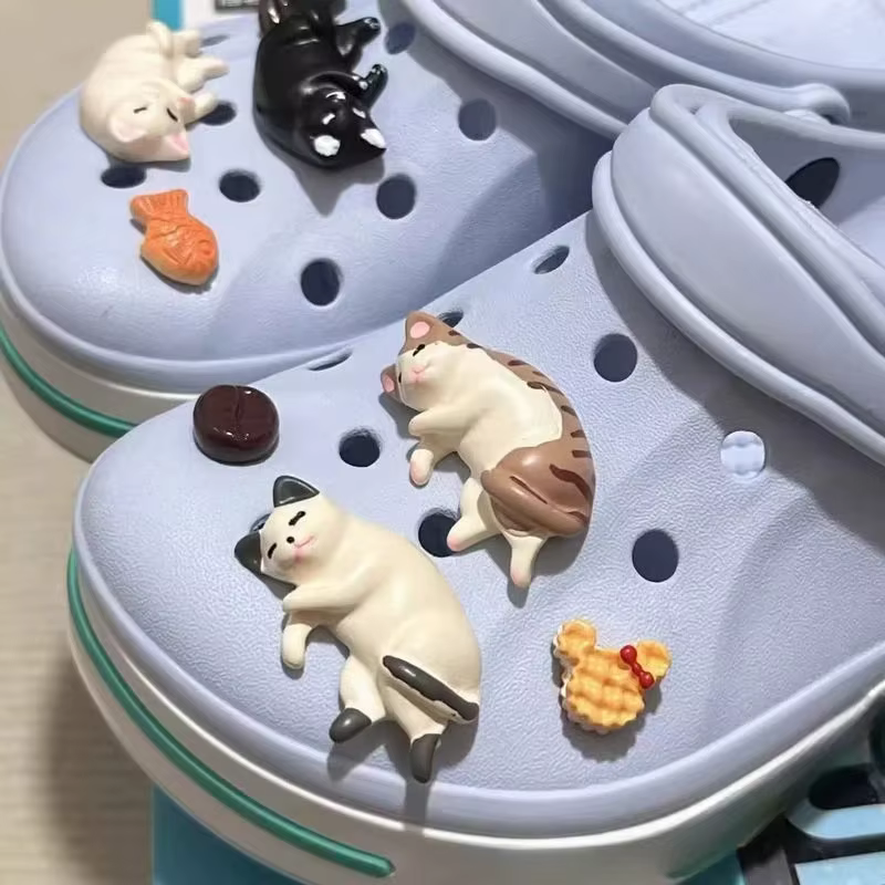 Lot de Breloques pour Chaussures Motif Chats de Dessin Animé Mignons - Accessoires de Créateur Polyv