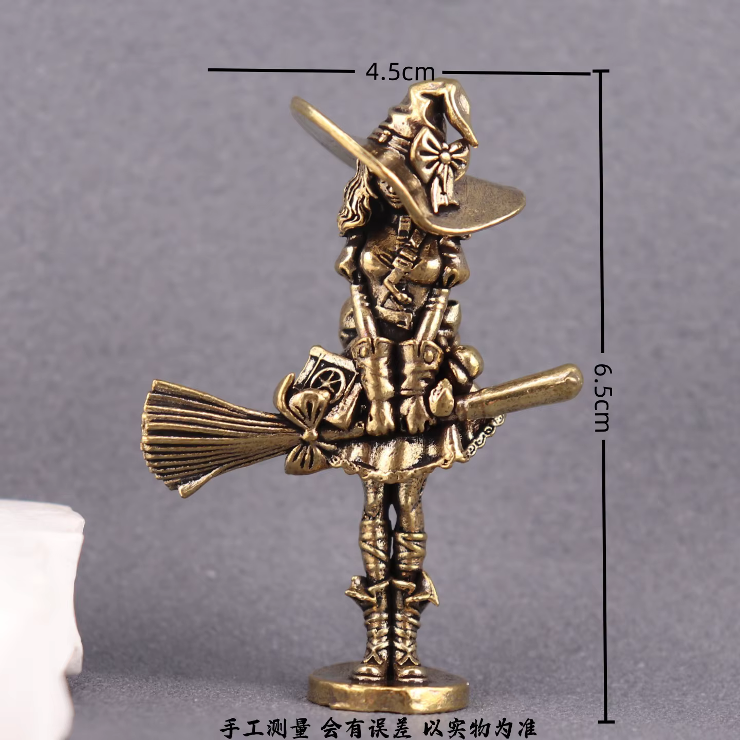 Figurine de sorcier pour la décoration intérieure, avec balai et baguette magique, objet décoratif a