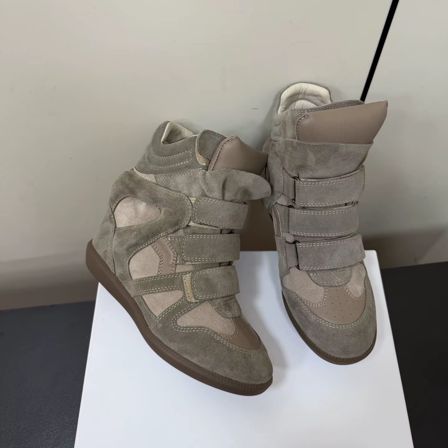 Baskets compensées en daim pour femme, montantes, à fermeture Velcro, avec talon compensé dissimulé