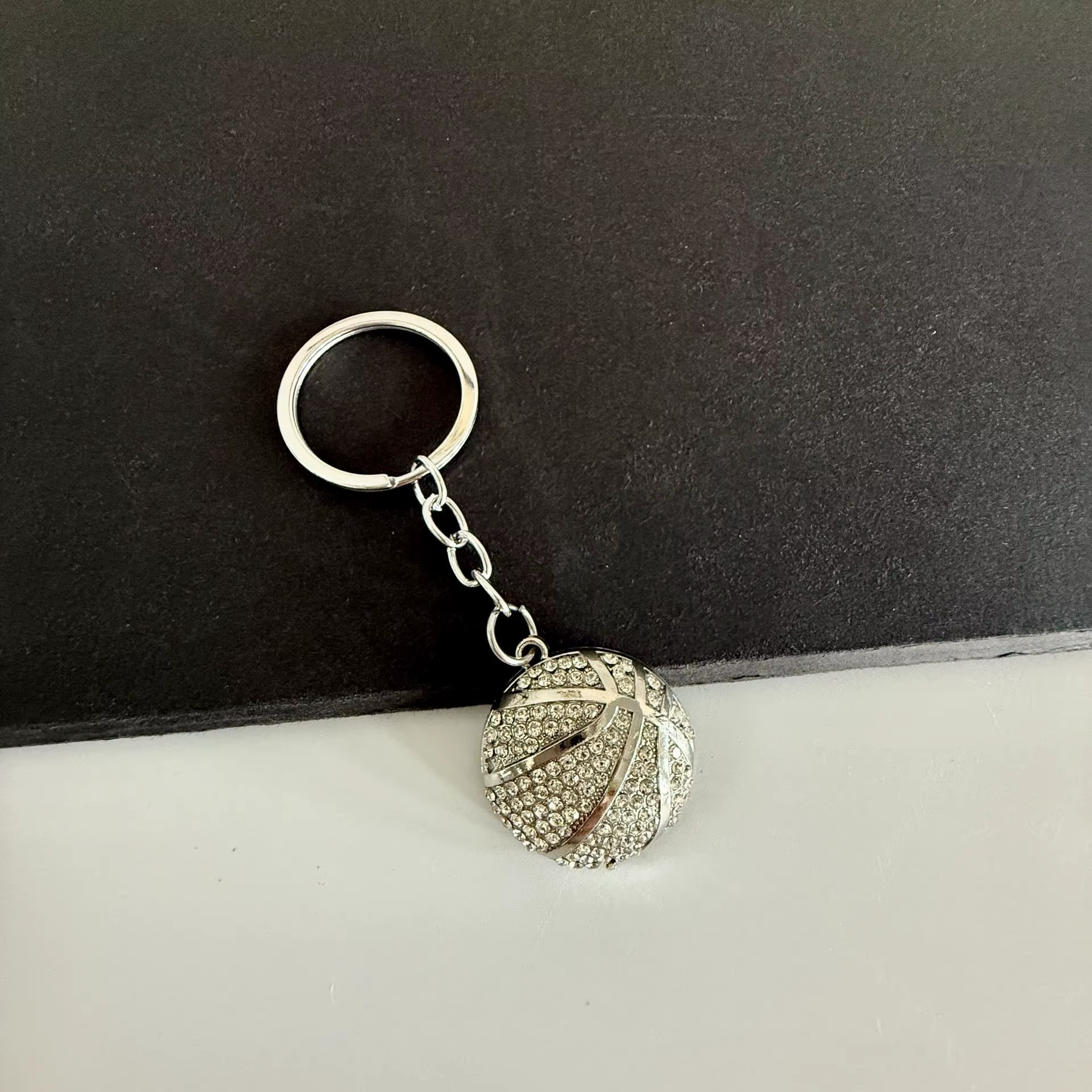Porte-clés de basket-ball incrusté de diamants, pendentif de clé de voiture pour passionnés de sport