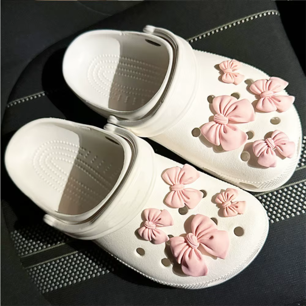 Breloques de chaussures avec nœud papillon de dessin animé, décorations mignonnes en caoutchouc viol