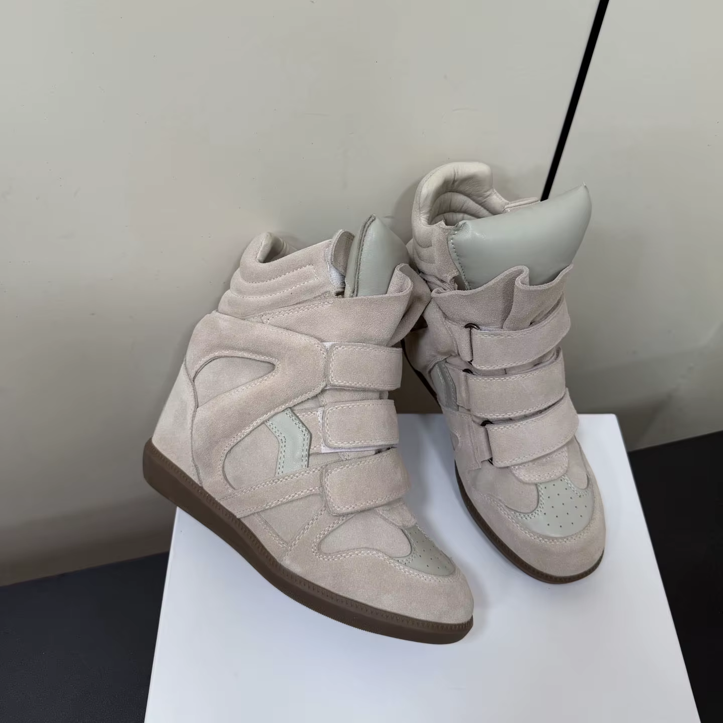 Baskets compensées en daim pour femme, montantes, à fermeture Velcro, avec talon compensé dissimulé