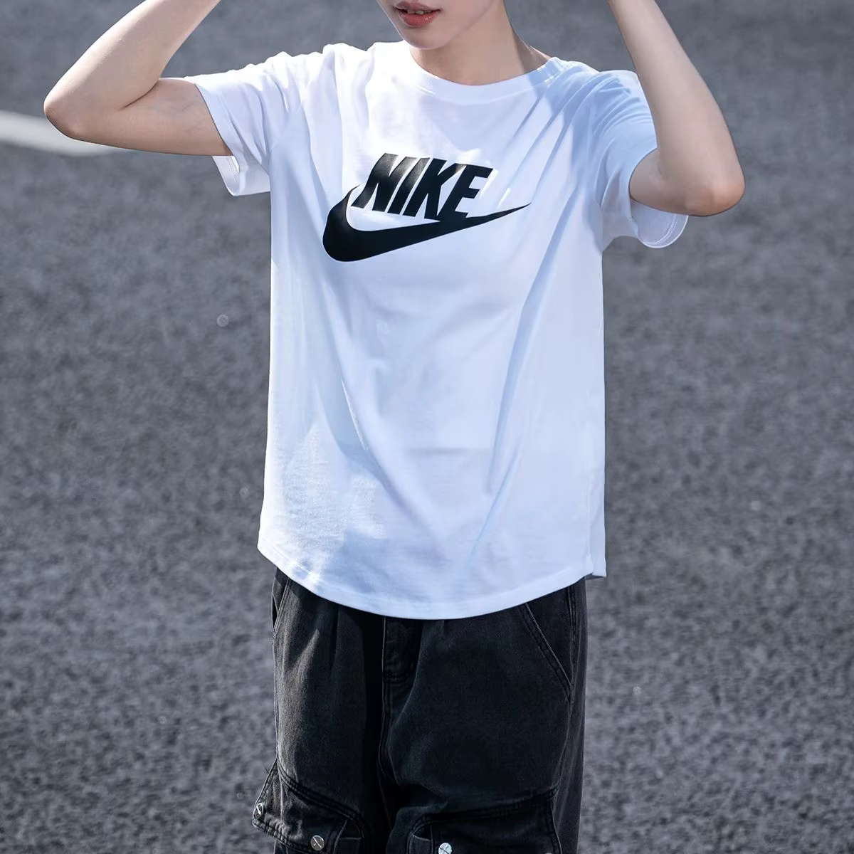Nike T-Shirt femme Essntl Icn Ftra col rond ample manches courtes respirant décontracté demi manches
