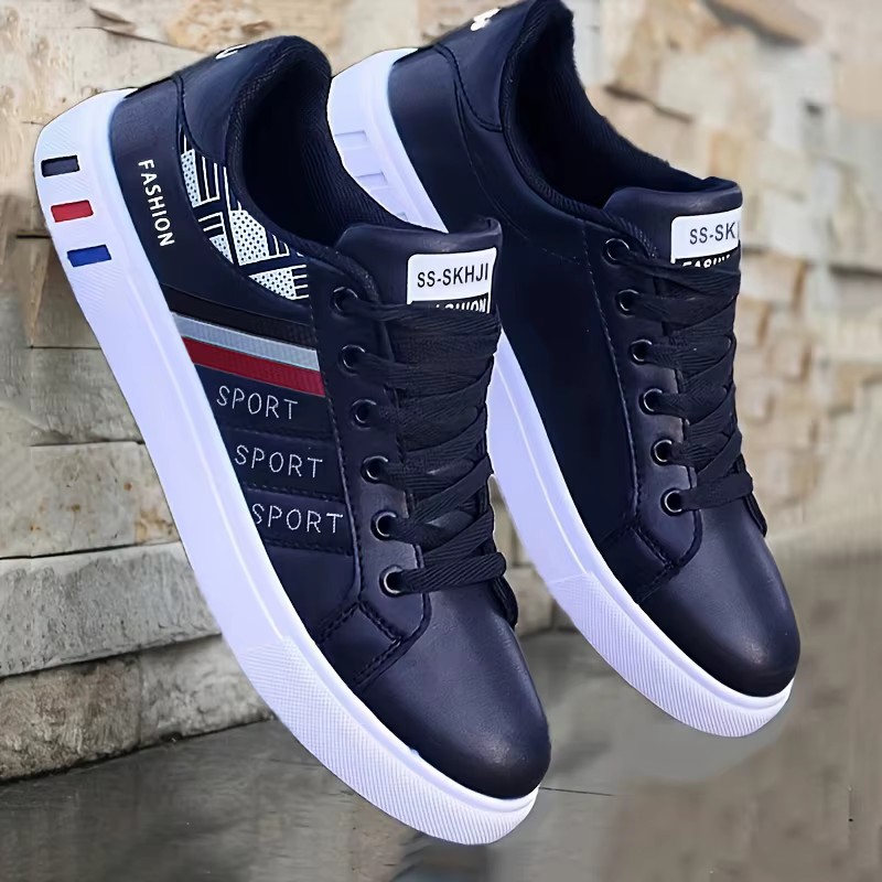 Une paire de baskets blanches, parfaites pour le skateboard, les sports décontractés et le port quot