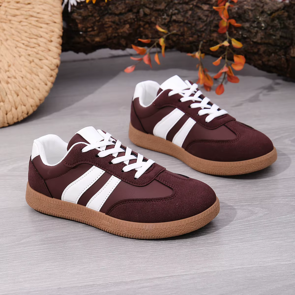 Baskets plates femme tendance rouge bordeaux 2026, nouvelles chaussures décontractées à rayures blan
