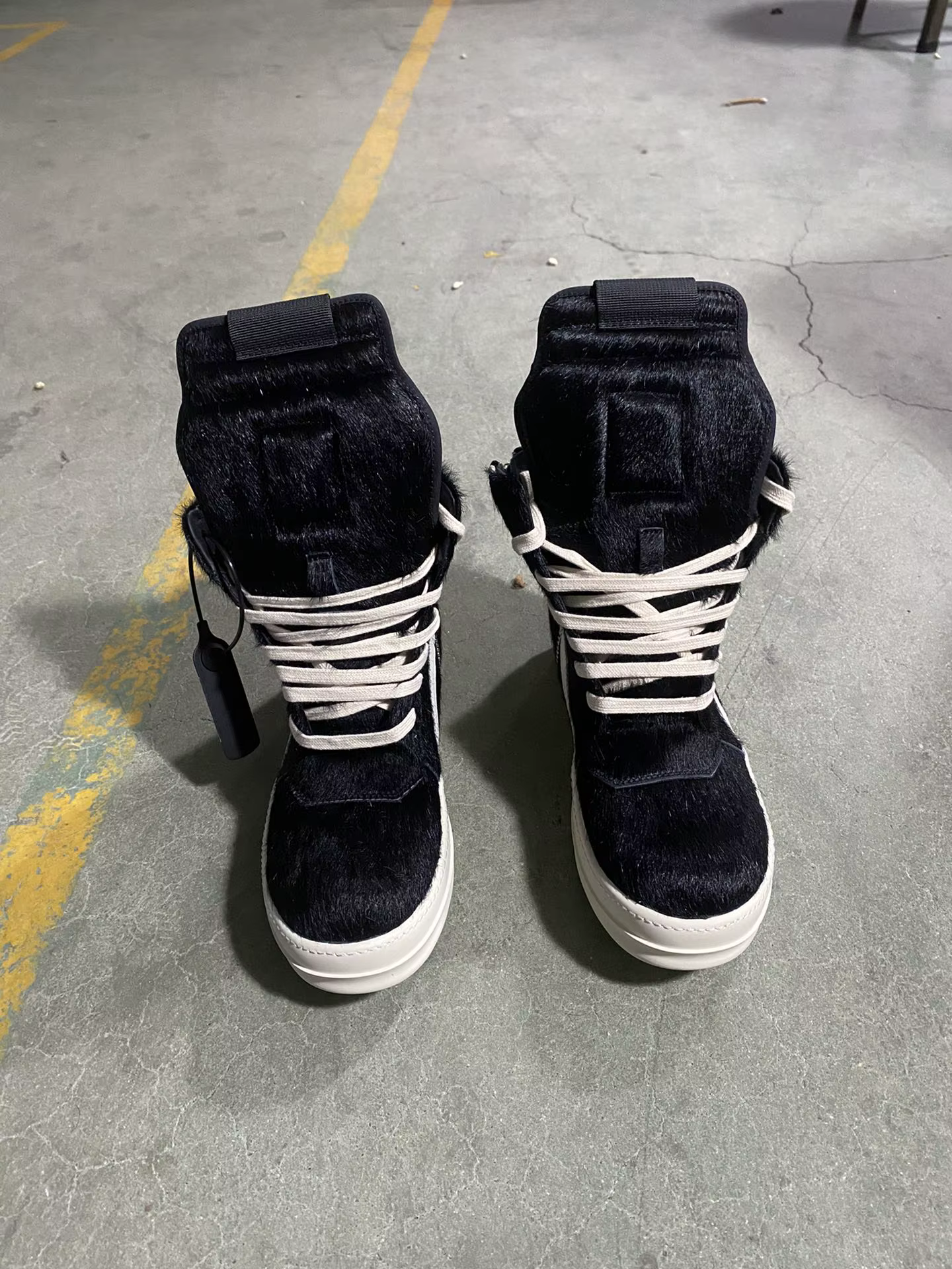 Baskets montantes en cuir véritable et fourrure pour homme, design triangulaire inversé en crin de c