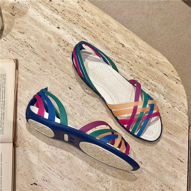 Nouvelles sandales plates en plastique 2026, chaussures de plage d'été à trous, antidérapantes, à se