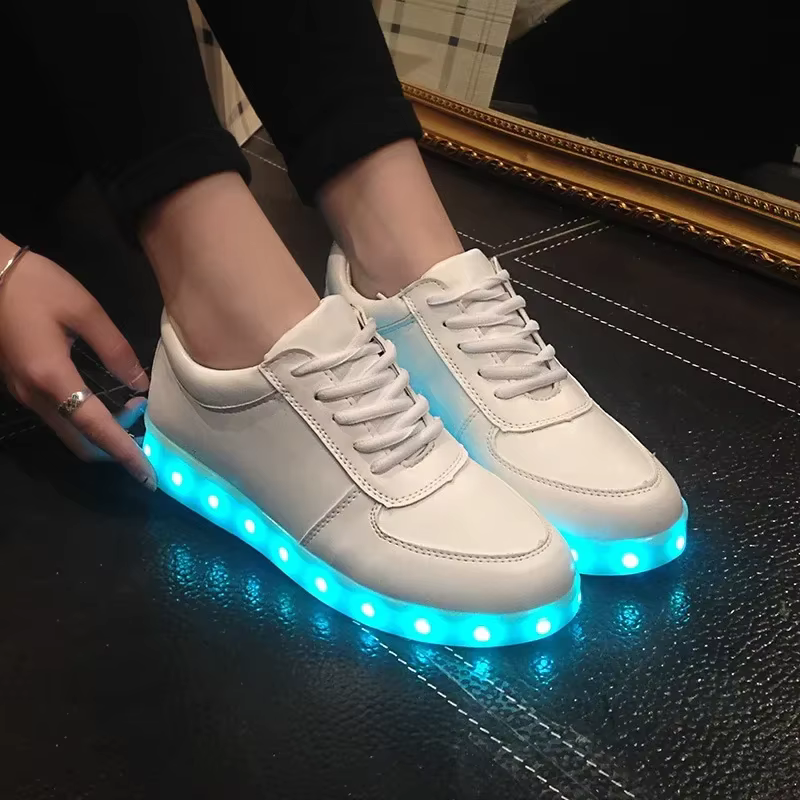 Baskets lumineuses pour femmes chaussures lumineuses LED décontractées pour hommes mode course plate
