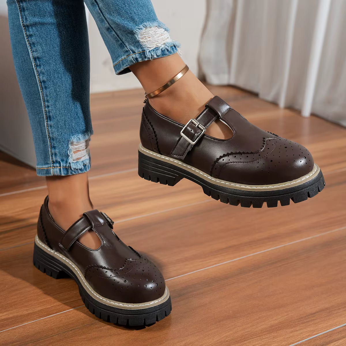 Chaussures plates noires à bride en T pour femmes, bout rond avec détail brogue et boucle métallique