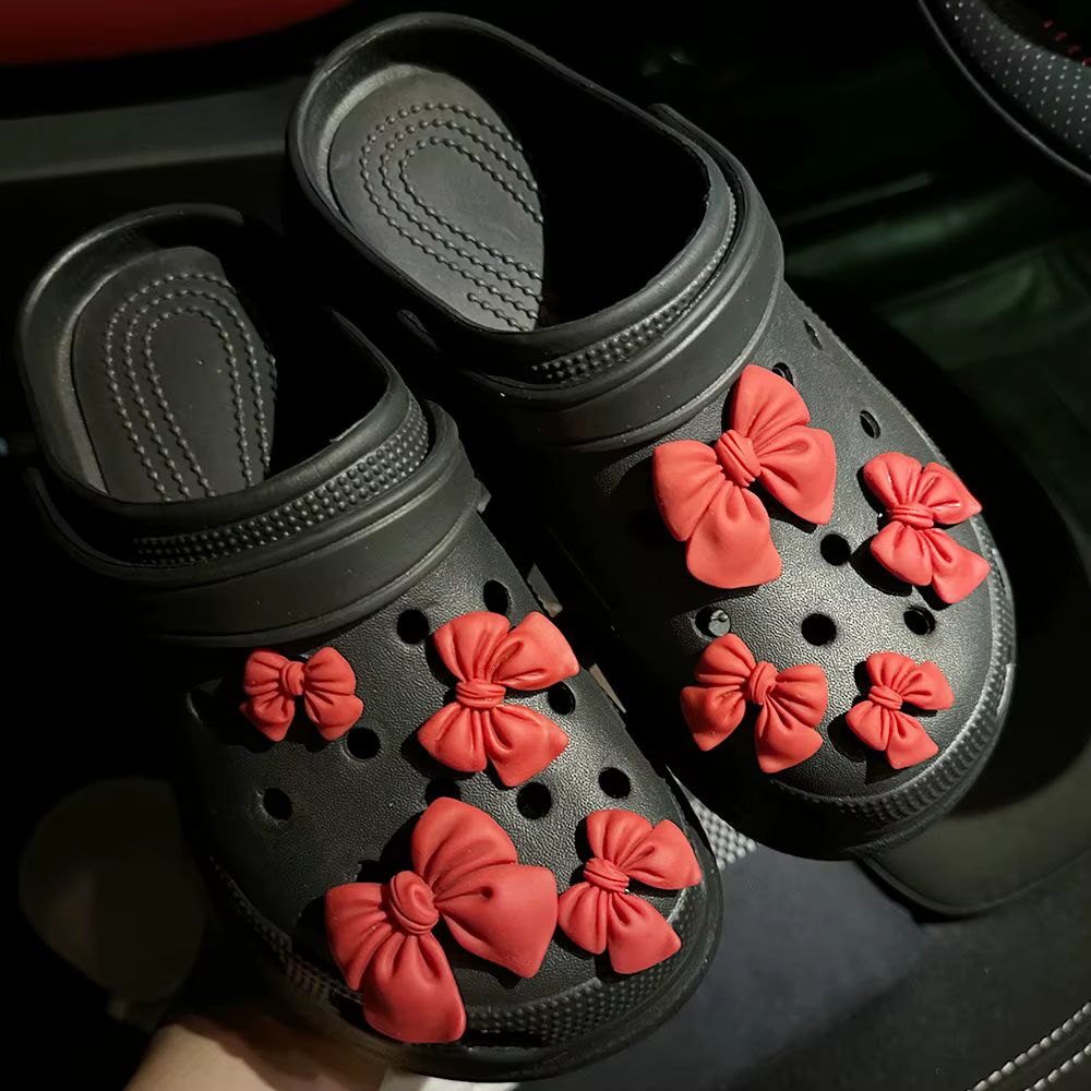 Breloques de chaussures avec nœud papillon de dessin animé, décorations mignonnes en caoutchouc viol