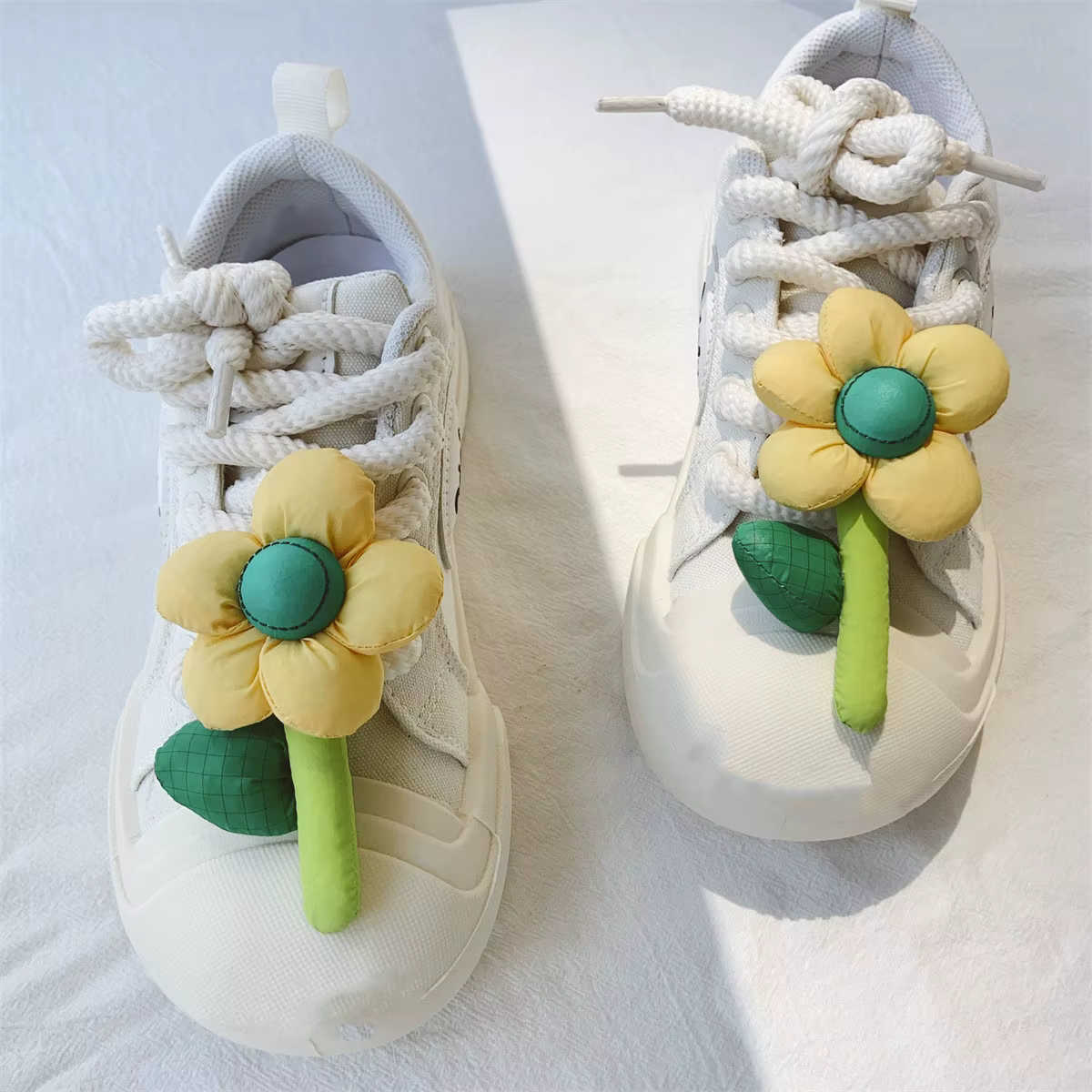 Breloques de chaussures de tournesol de gril de bande dessinée mignonne, belle fleur de soleil, déco