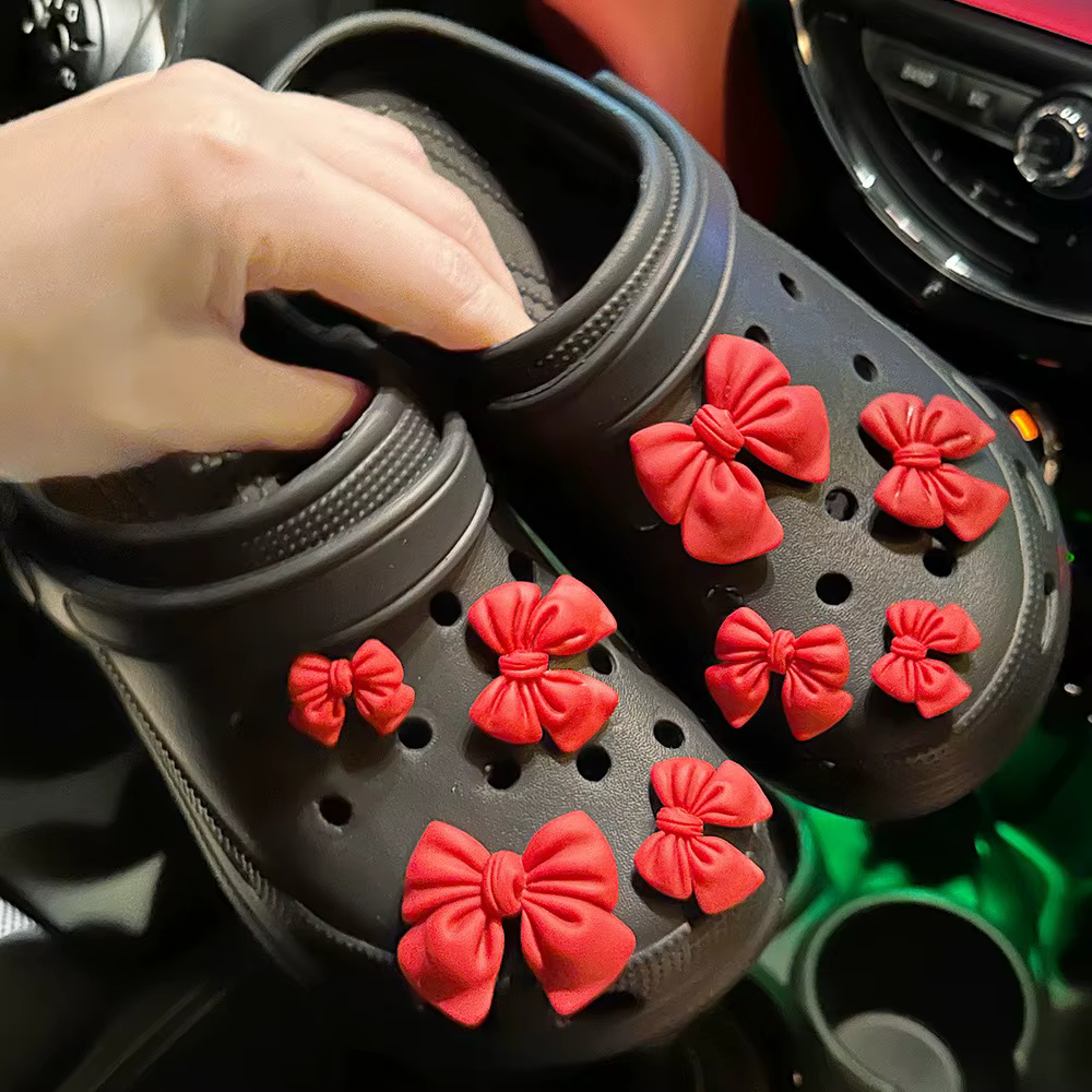 Breloques de chaussures avec nœud papillon de dessin animé, décorations mignonnes en caoutchouc viol