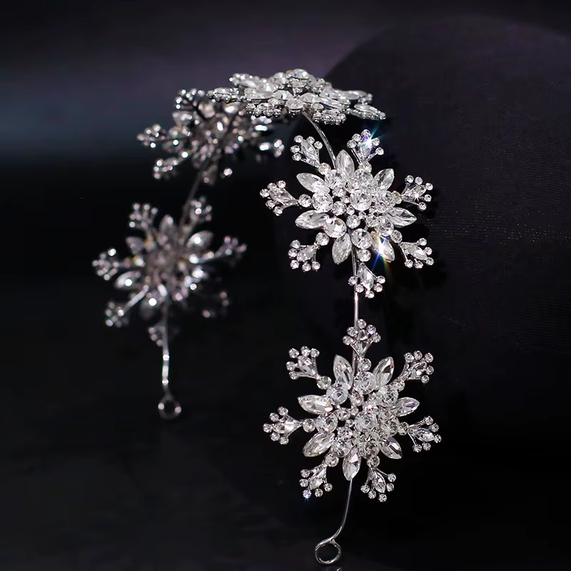 Coiffure de mariée élégante, cerceau de cheveux brillant, flocon de neige doux, robe de mariée de St