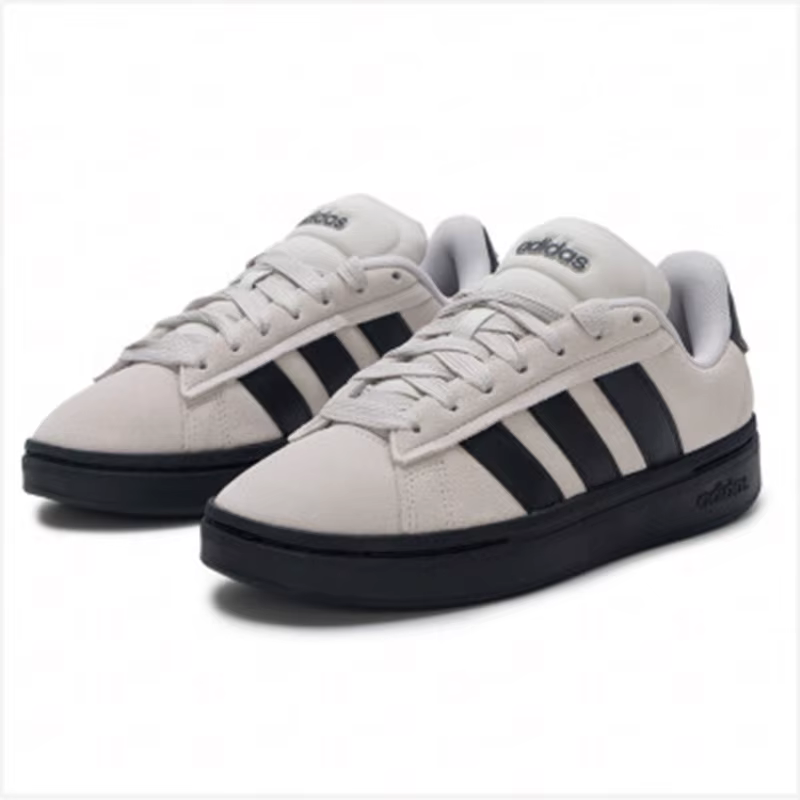 adidas Chaussures de skate en daim beige clair avec semelle noire, baskets basses classiques à trois