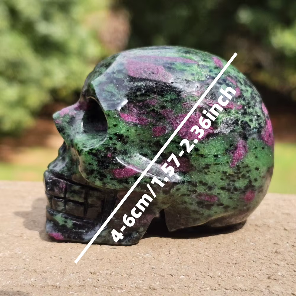 Une sculpture de crâne en épidote verte naturelle et en zoisite, une autre en zoisite rouge, toutes 