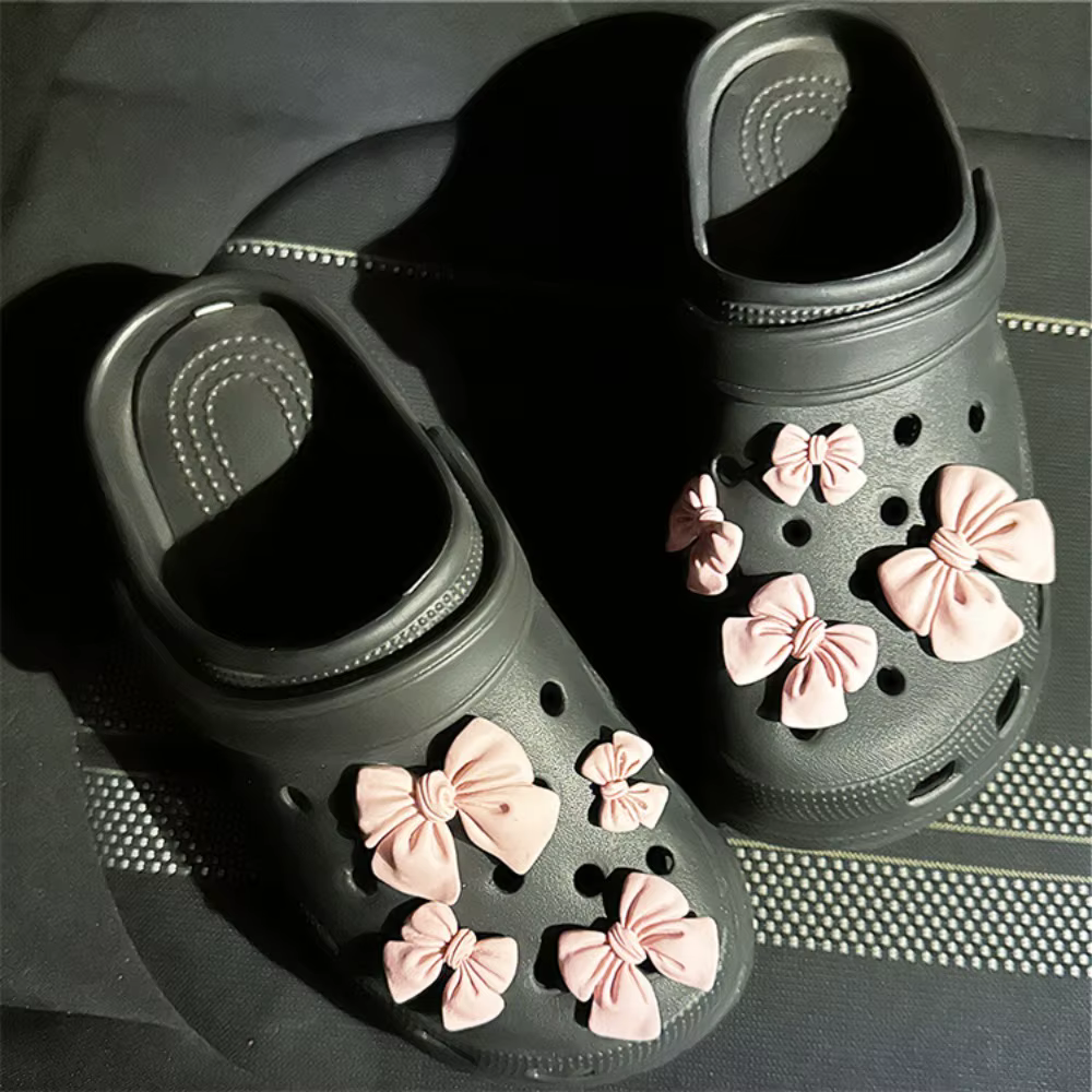 Breloques de chaussures avec nœud papillon de dessin animé, décorations mignonnes en caoutchouc viol