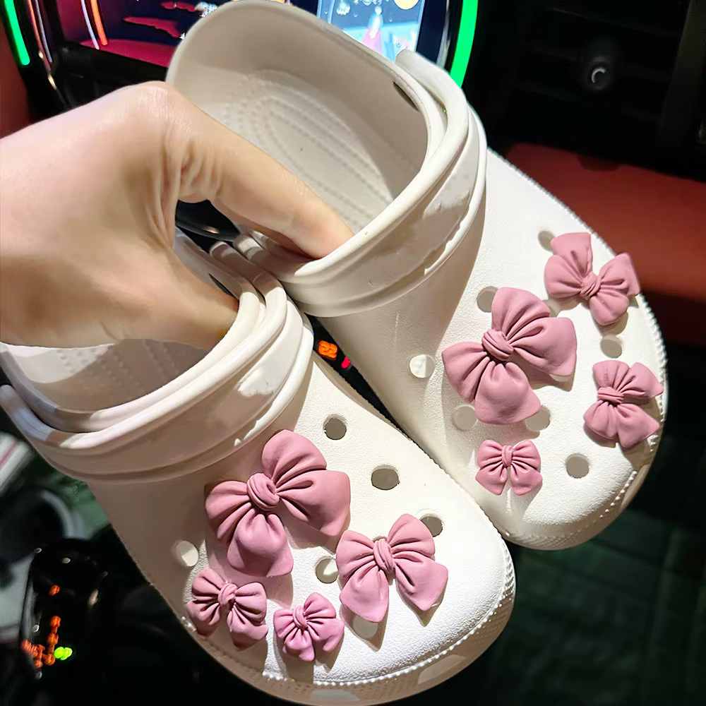 Breloques de chaussures avec nœud papillon de dessin animé, décorations mignonnes en caoutchouc viol