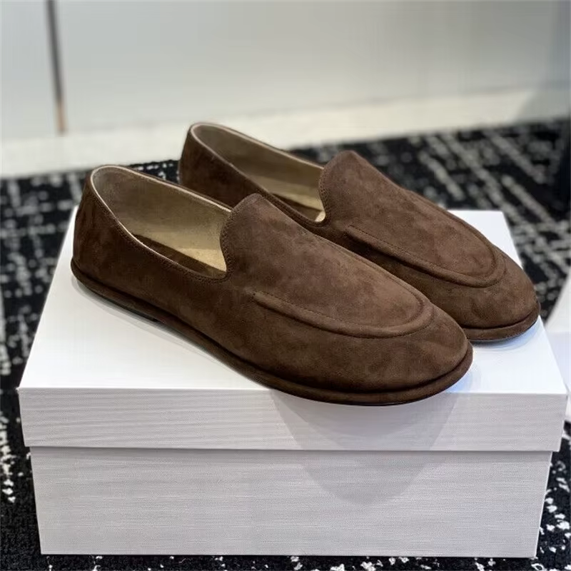 Les nouvelles chaussures Lefu sont fabriquées en cuir souple et présentent une silhouette ajustée av