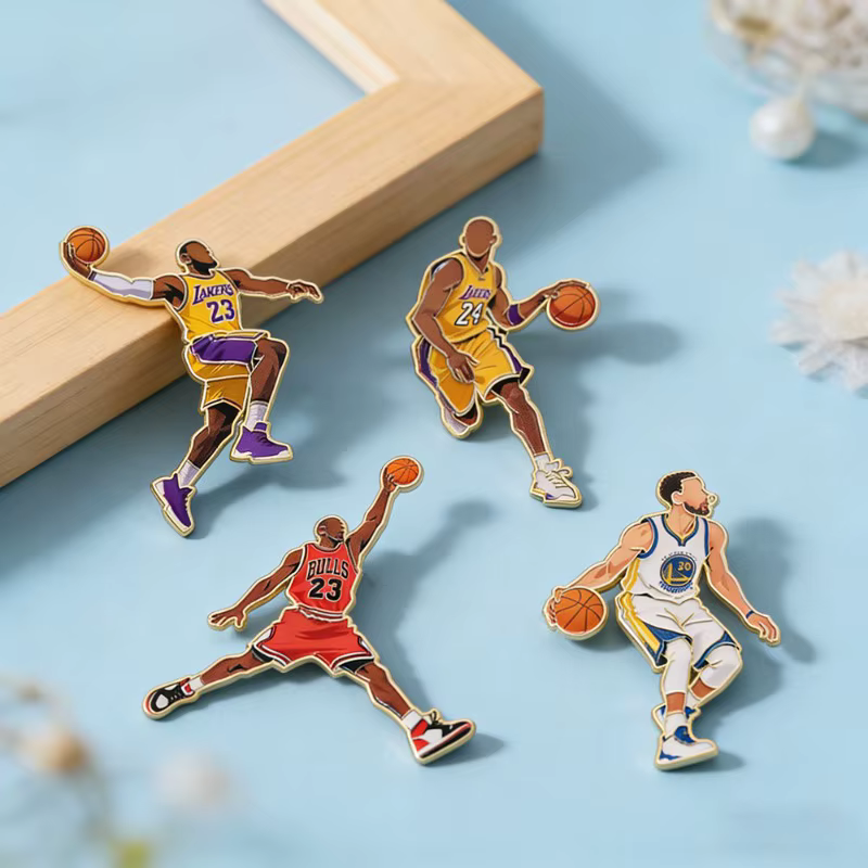 Lot de 4 broches émaillées personnages stars du basketball/football, épingles de revers, badges méta
