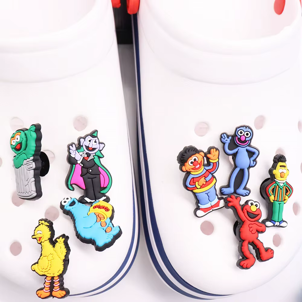 Breloques de chaussures en PVC, 1 pièce, biscuits de dessin animé, oiseau jaune, monstre, accessoire