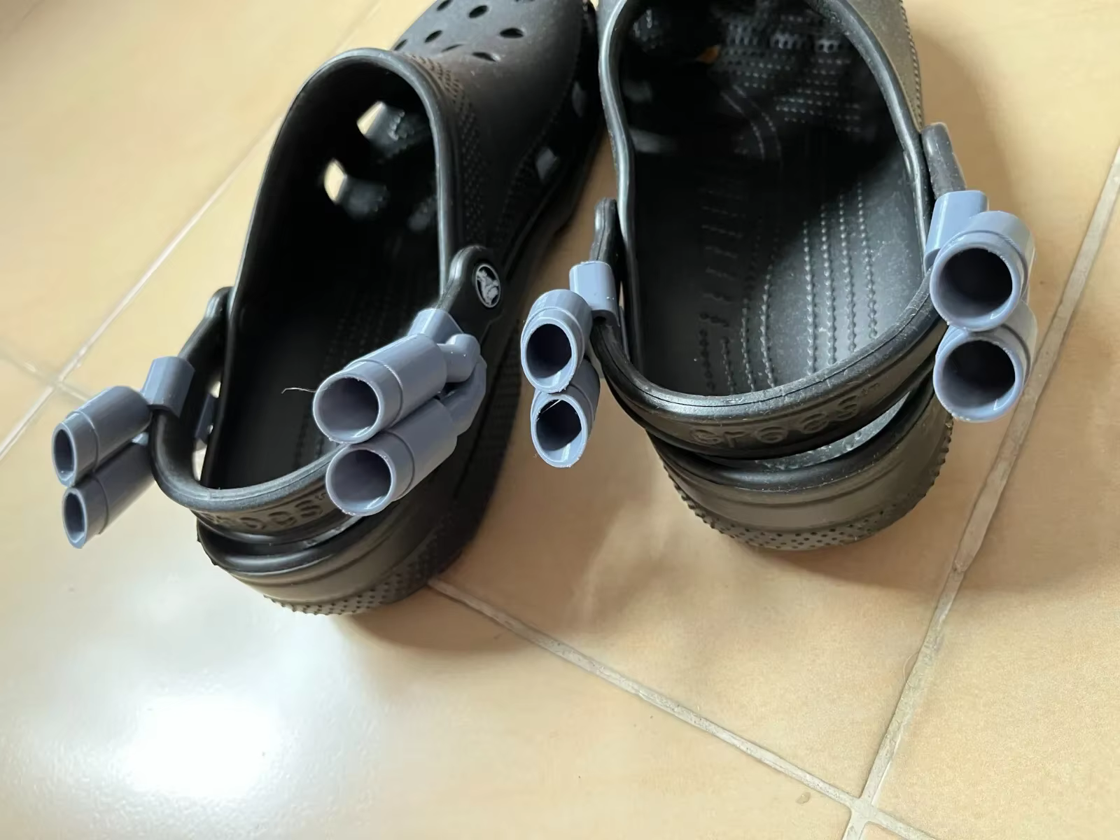 1 paire d'échappement à double silencieux pour Crocs, accessoires de charme de chaussure remarquables