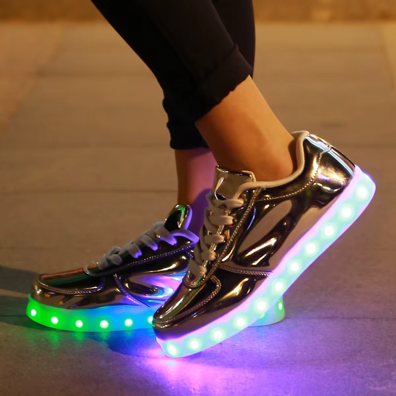 Hommes chaussures lumière scintillante Led femmes printemps mode Sport décontracté lampe fête or argent bottes lumineux danse appartements Sneaker