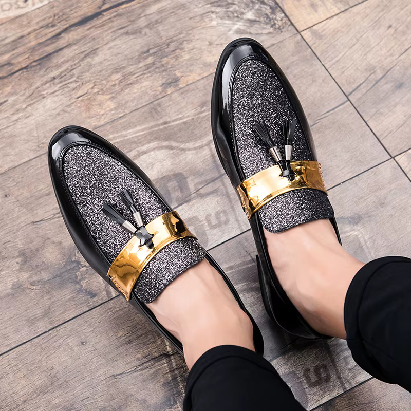 Chaussures plates noires et dorées pour hommes