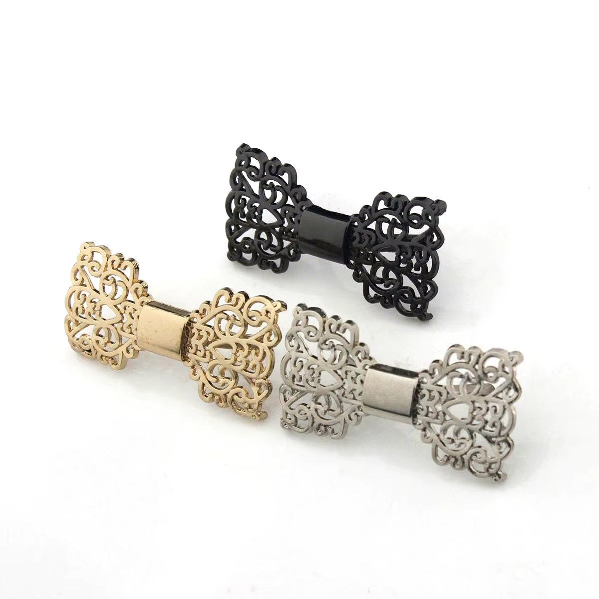 Une paire de boucles de chaussures à nœud papillon ajouré en métal