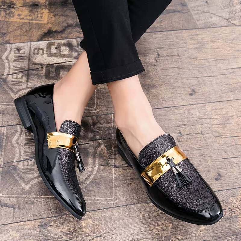 Chaussures plates noires et dorées pour hommes