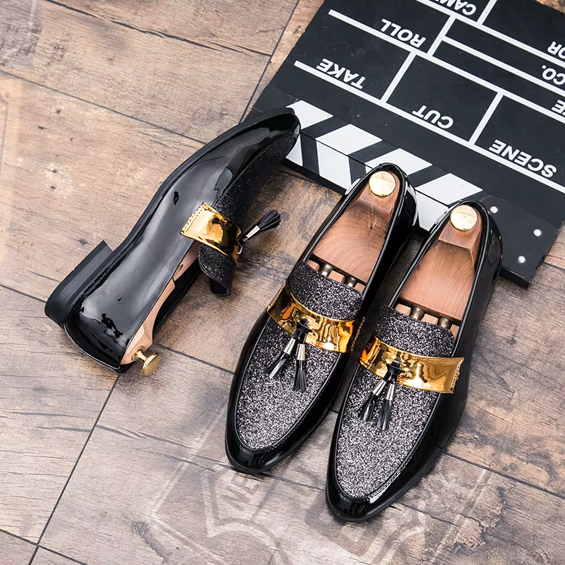 Chaussures plates noires et dorées pour hommes