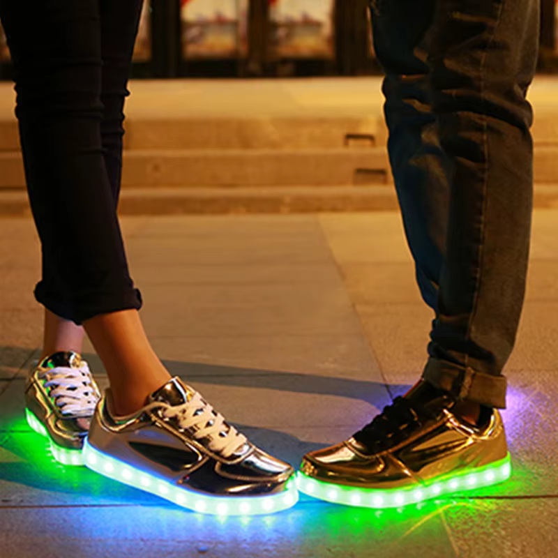Hommes chaussures lumière scintillante Led femmes printemps mode Sport décontracté lampe fête or argent bottes lumineux danse appartements Sneaker