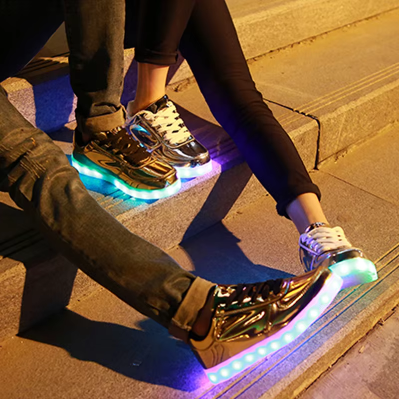 Hommes chaussures lumière scintillante Led femmes printemps mode Sport décontracté lampe fête or argent bottes lumineux danse appartements Sneaker