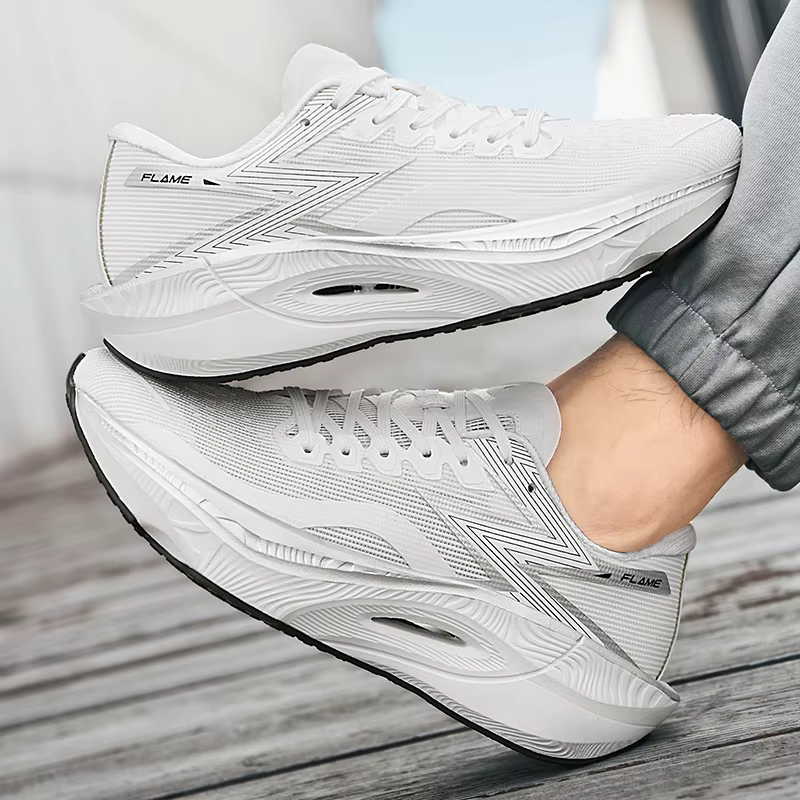 Chaussures de course à pied avec semelle en carbone