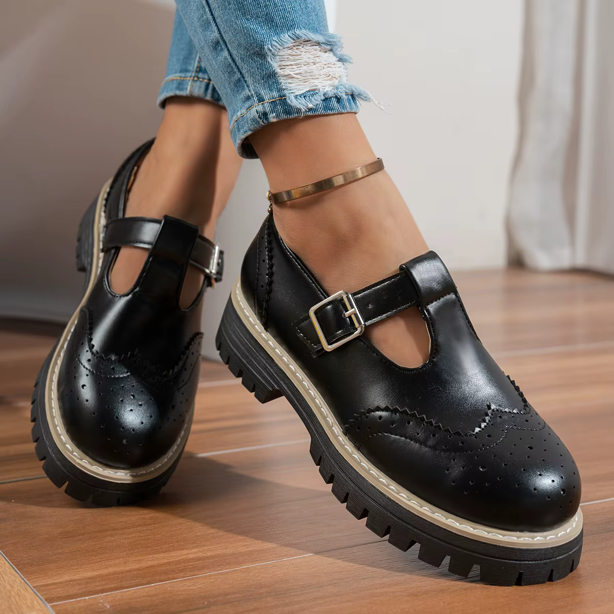 Chaussures plates noires à bride en T pour femmes