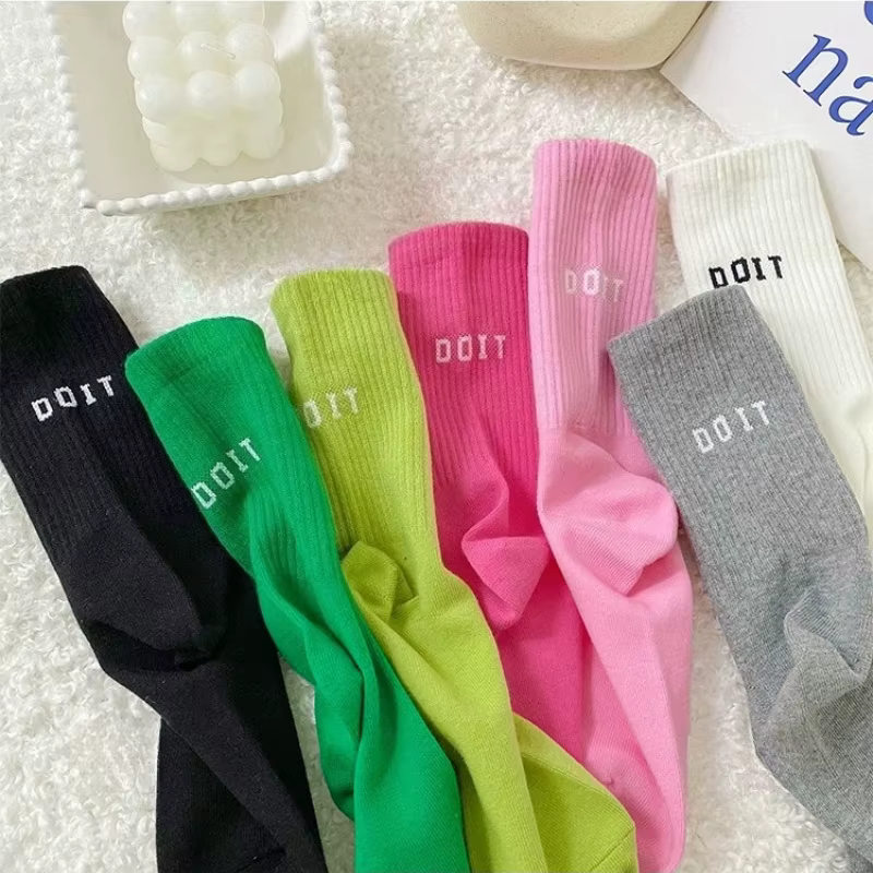 Chaussettes roses pour femmes, Style printemps et automne, mi-tube, vêtements d'extérieur, bas en coton, taille haute, bas de sport avec lettres
