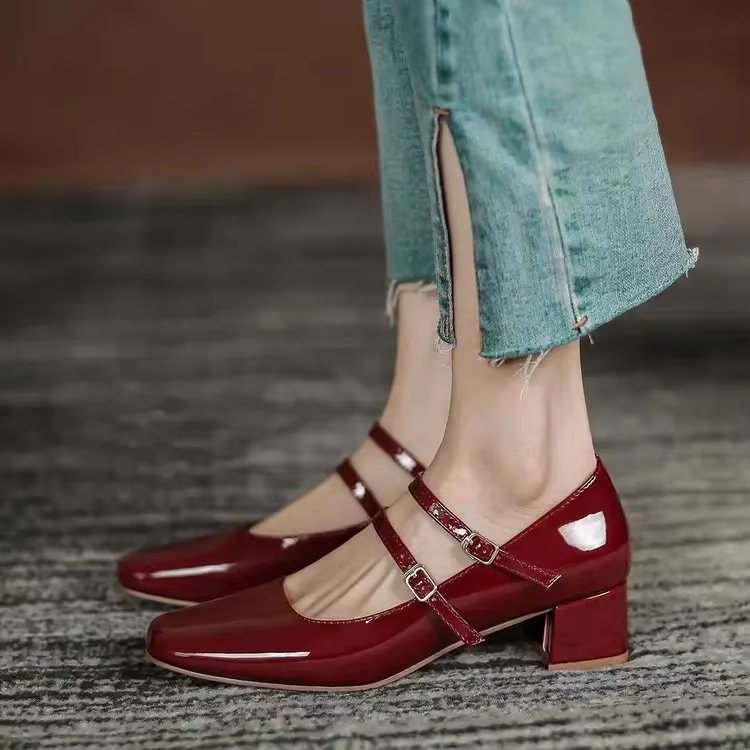 Escarpins Mary Jane en cuir verni bordeaux pour femmes – Chaussures habillées à double boucle dorée d'inspiration vintage à talon bas bloc 2026