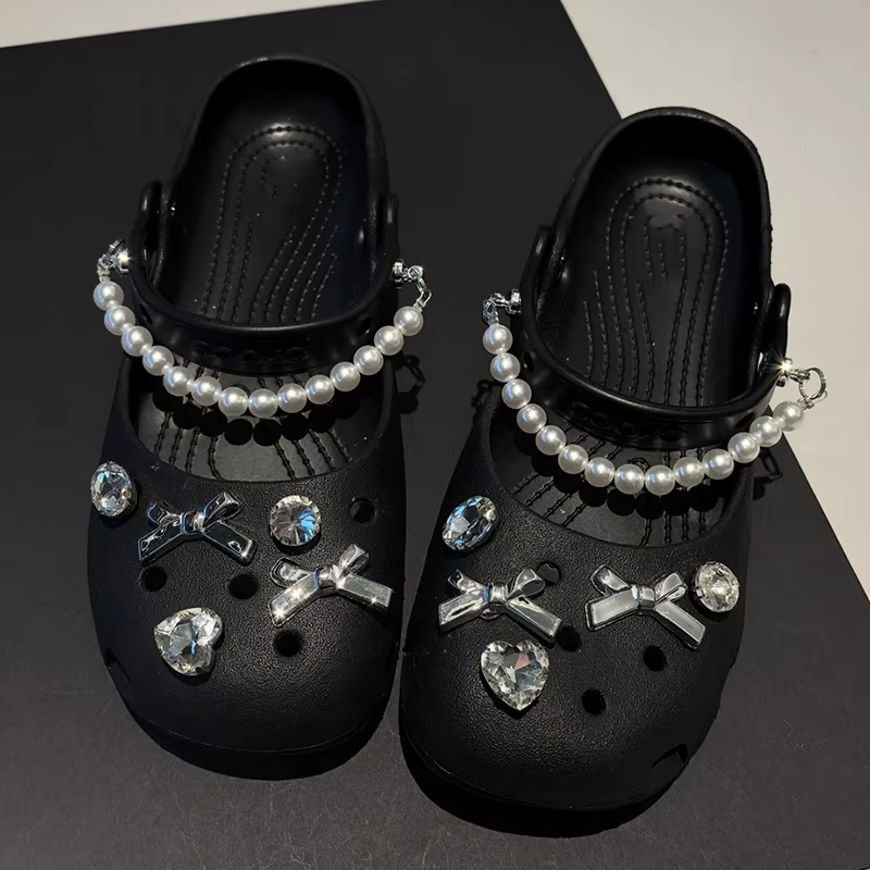 Décorations de chaussures en chaîne de perles et nœuds papillon mignons