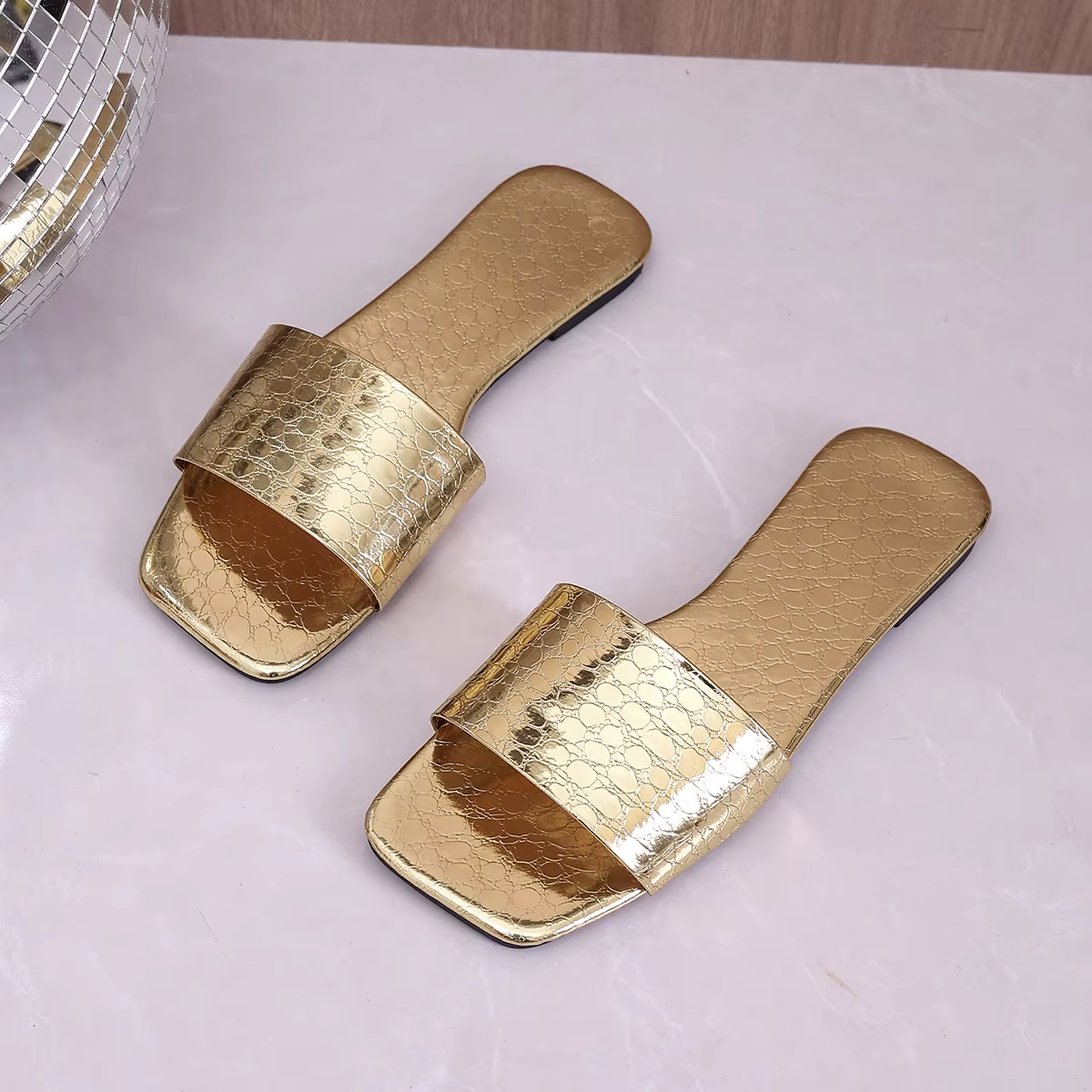 Sandales plates élégantes dorées pour femmes 2026 – Légères, à bout ouvert, antidérapantes, pour la plage et l'extérieur