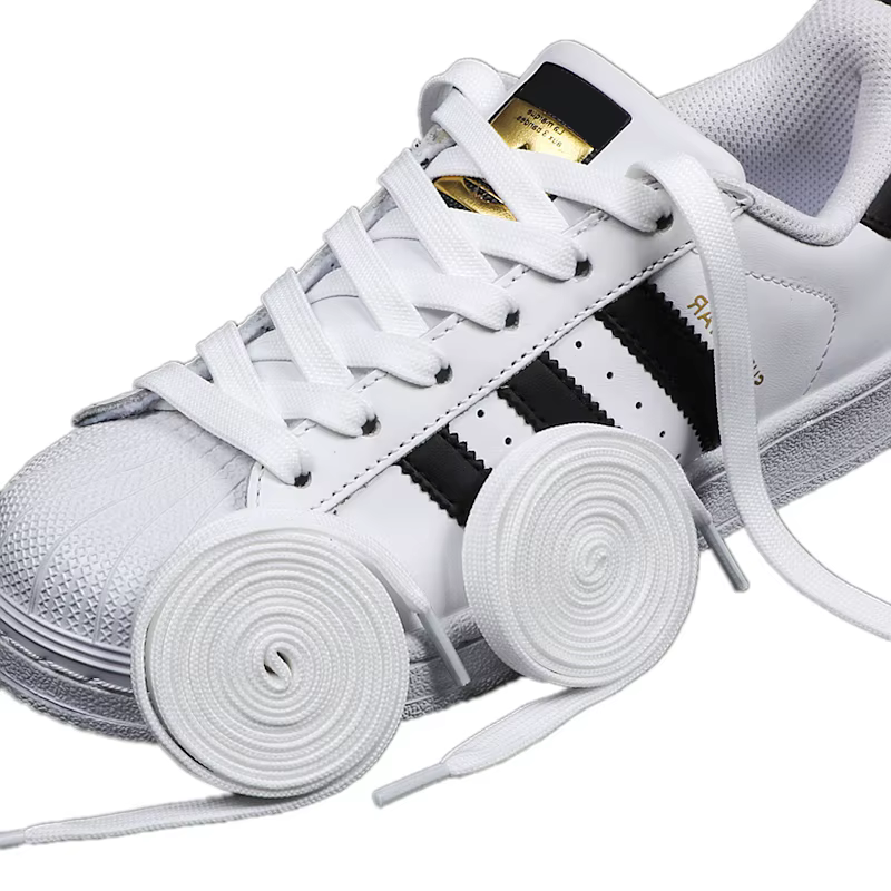 1 paire de lacets de chaussures noirs et blancs