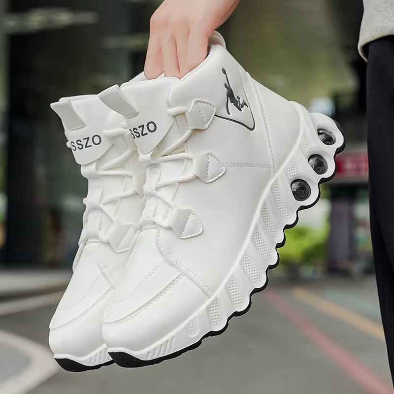 Une paire de chaussures de basket mi-hautes simples et élégantes. Épaissi
