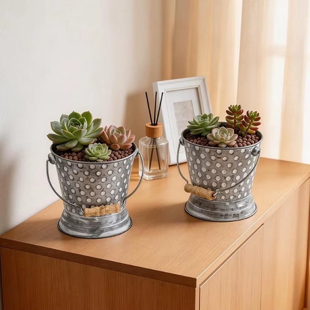 Pot de fleurs en fer forgé de style rustique, texture martelée vintage, vase de ferme avec poignée en bois, pot de fleurs de bureau