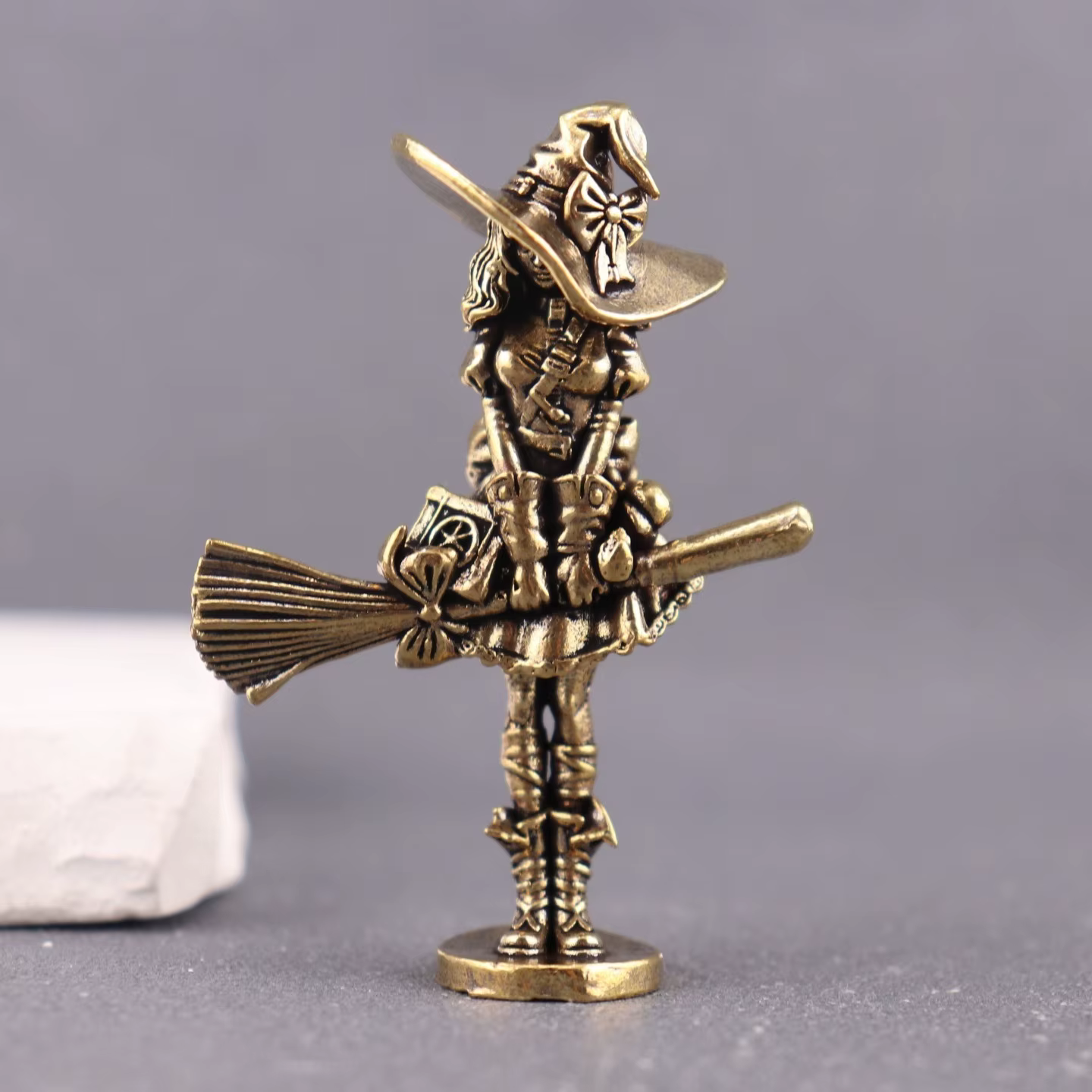 Figurine de sorcier pour la décoration intérieure, avec balai et baguette magique, objet décoratif artisanal pour la maison, le salon et le hall d'entrée