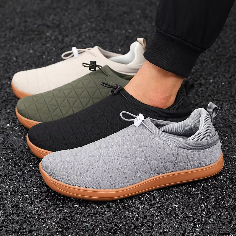 Chaussures de sport grises minimalistes avec semelles