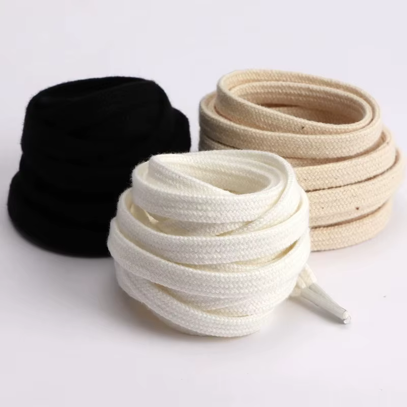 1 paire de lacets de chaussures noirs et blancs